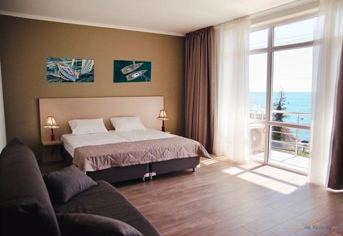 Люкс трехместный с балконом (вид на море)