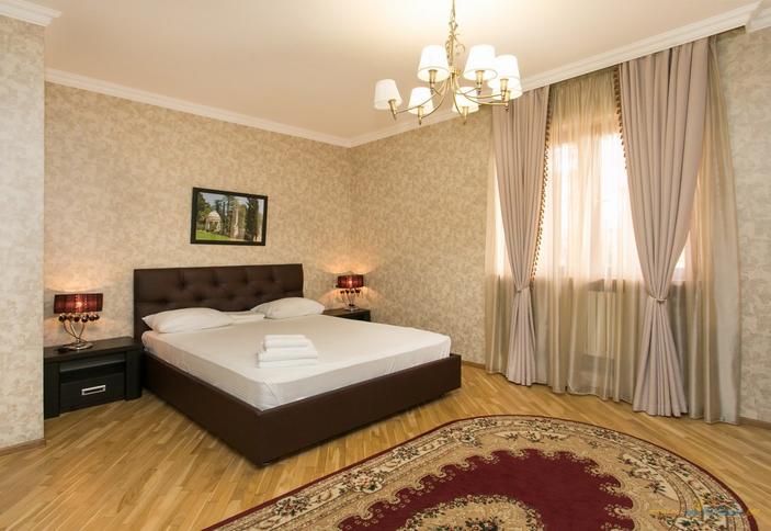 Люкс четырехместный трехкомнатный с кухней