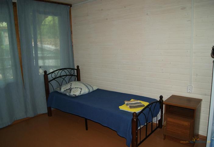 Трехместный в деревянном корпусе