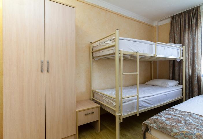Четырехместный с двуспальной и двухъярусной кроватями