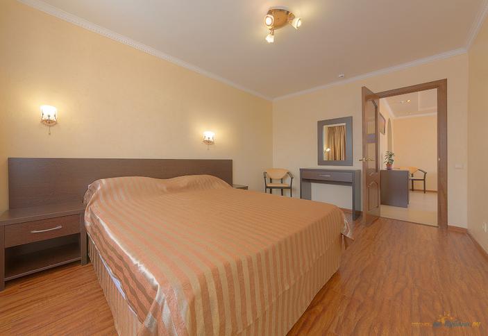 Люкс четырехместный трехкомнатный