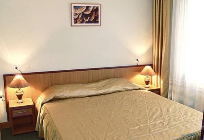 Стандарт двухместный Семейный, корпус №1 (вид на парковку)