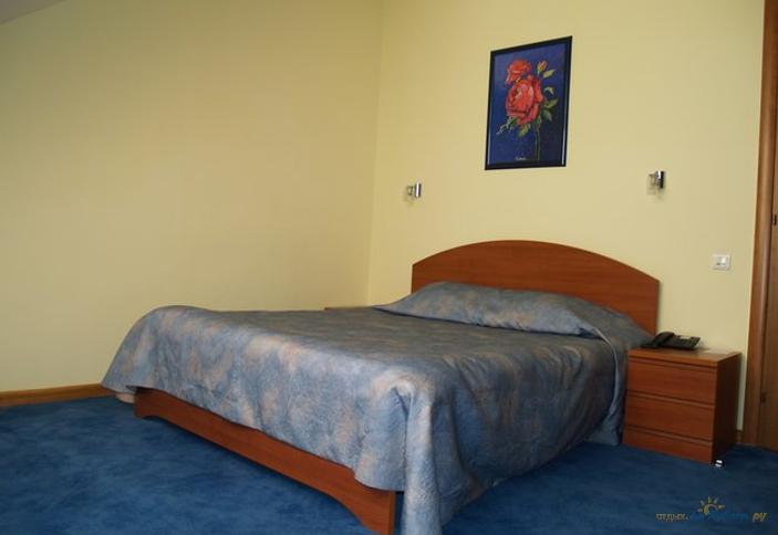 Стандарт плюс двухместный с французской кроватью (в Коттедже, мансардный без балкона)