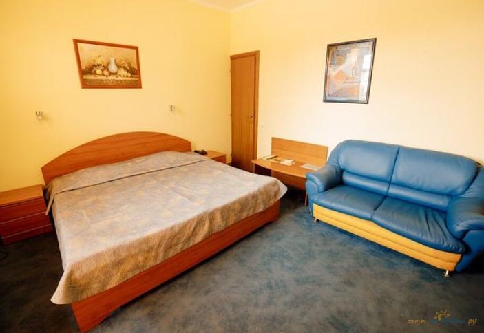 Стандарт плюс двухместный с французской кроватью (в Коттедже, мансардный без балкона)