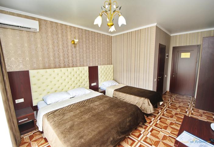 Полулюкс трехместный с балконом