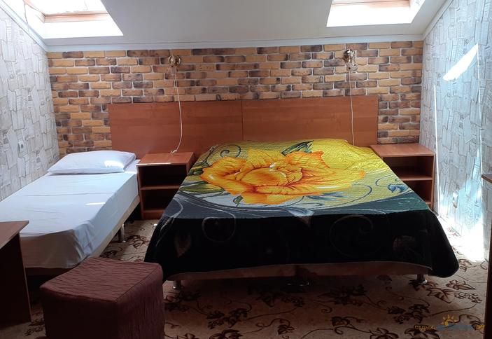 Трехместный без балкона (удобства напротив номера)