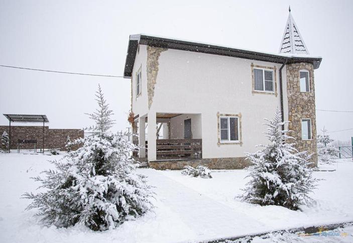 Дом с башней