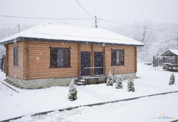 Четырехместный в деревянном домике