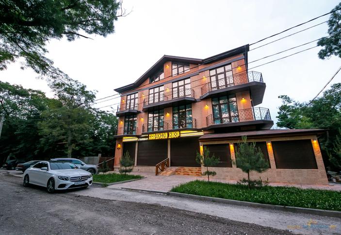 Николаев двор