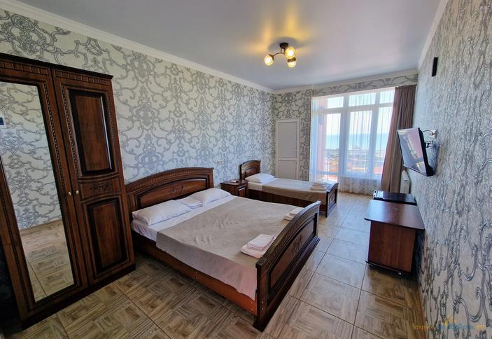 Делюкс трехместный с балконом и видом на море