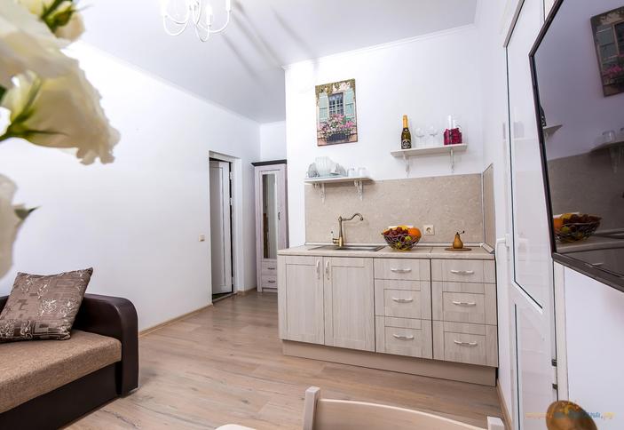 Люкс шестиместный двухкомнатный с кухней