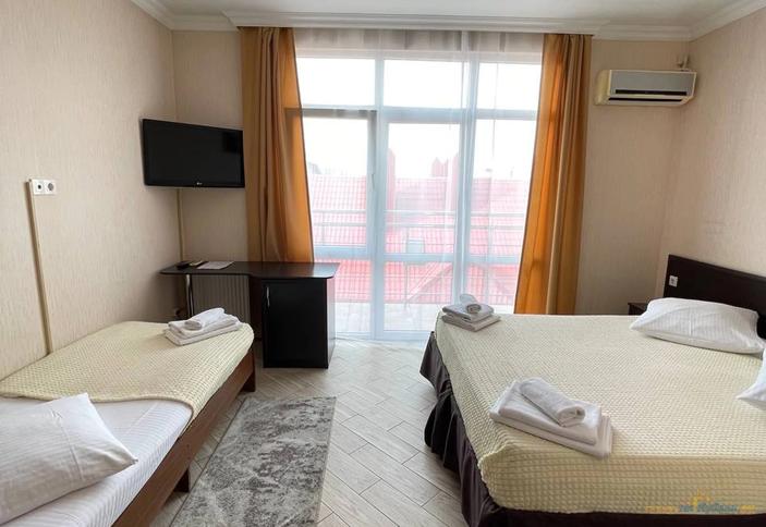 Трехместный стандарт с балконом №37