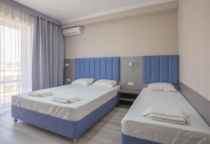 Трехместный полулюкс (двуспальная кровать + односпальная). Гостевой дом Элефтерия, г. Анапа, п. Витязево