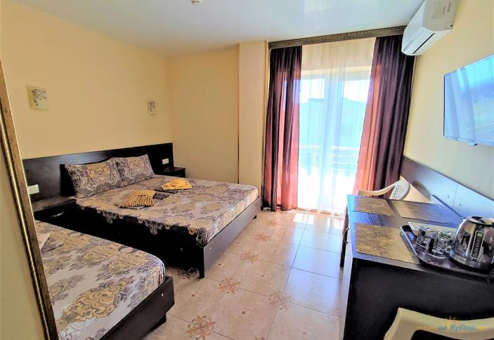 Улучшенный трехместный с балконом и видом на море