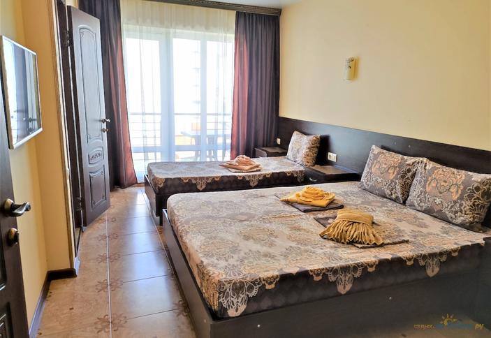 Трехместный Комфорт с большим балконом и боковым видом на море