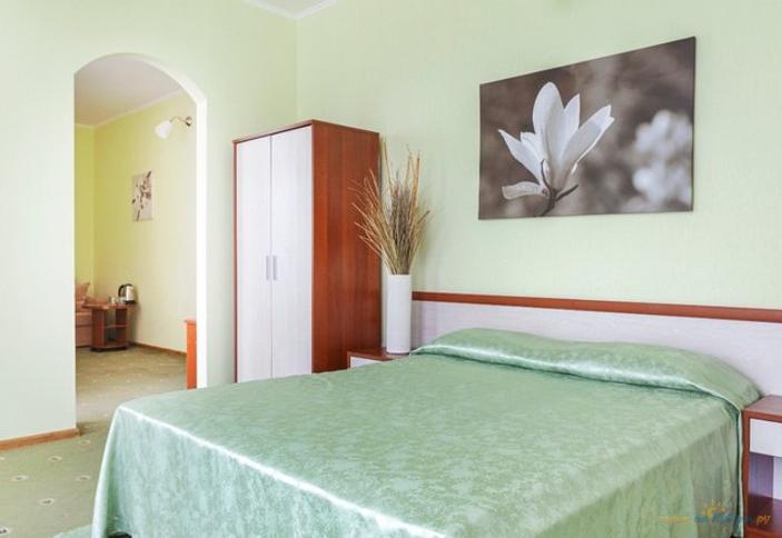 Семейный трехместный двухкомнатный с видом на море. Отель 