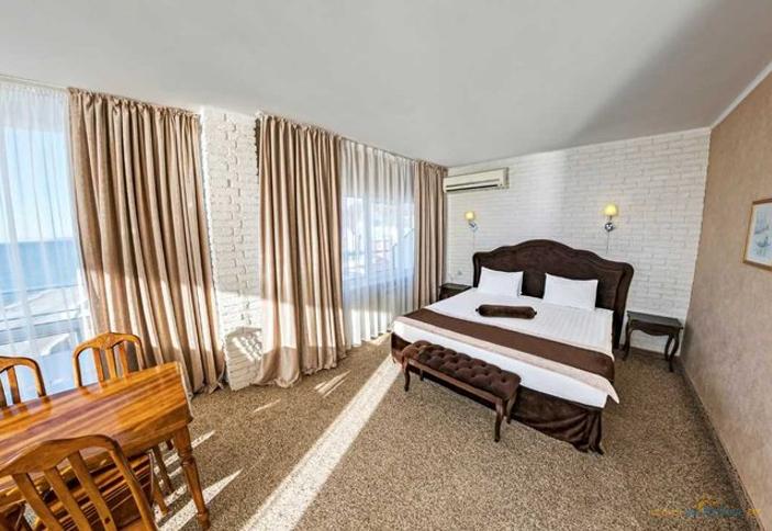 Люкс трехместный (вид на море боковой). Гостиница Шторм, г. Сочи, п. Лазаревское