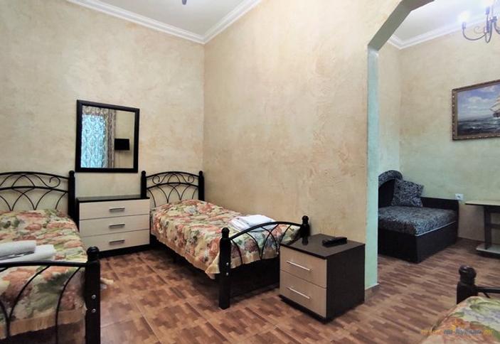 Семейный трехместный