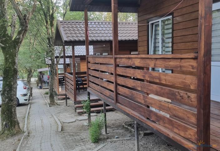 Четырех-шестиместный двухкомнатный коттедж с кухней