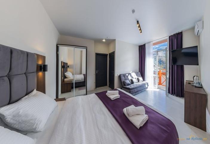 Семейный четырехместный (панорамный с балконом)