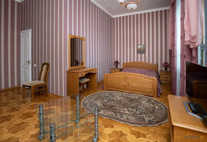 Двух/трехместный номер полулюкс с джакузи и балконом