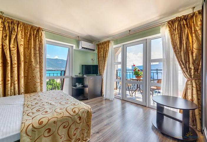 Делюкс двухместный с балконом. Отель Людмила. Геленджик