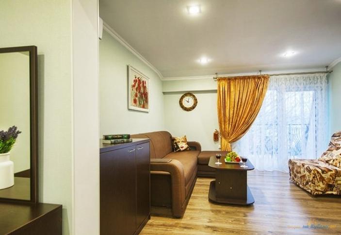 Люкс двухместный с балконом. Отель Людмила. Геленджик