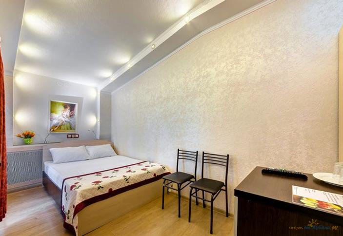 Стандарт с балконом. Отель Людмила. Геленджик