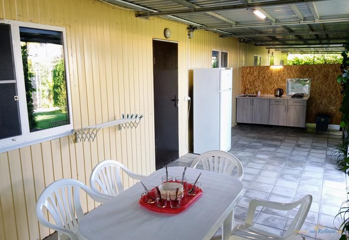 Двухкомнатный шестиместный домик с кухней и террасой