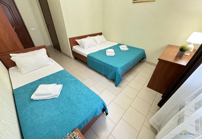 Комфорт с балконом трехместный