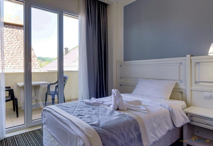 Трехместный с балконом, теневая сторона