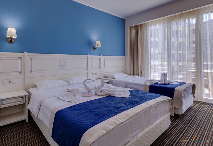 Трехместный с балконом (вид на море)