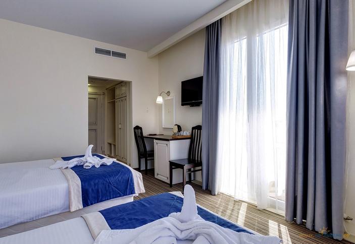 Четырехместный с балконом (вид на бассейн) 2 этаж