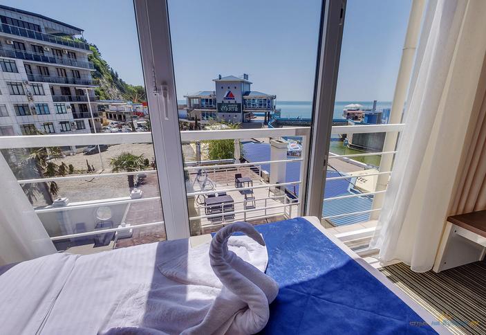 Четырехместный с балконом (вид на море)