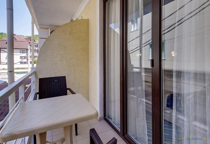 Семейный двухкомнатный с изолированными комнатами и балконом, теневая сторона, №218