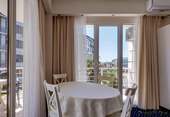 Семейный двухкомнатный (смежные) с балконом (вид на бассейн) №201 