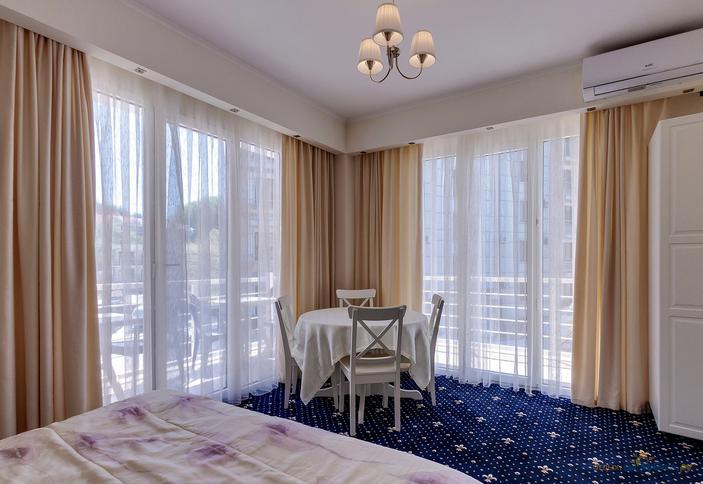 Семейный двухкомнатный (смежные) с балконом (вид на бассейн) №201 