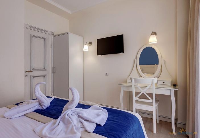 Апартаменты с двумя спальнями, кухней и балконом №319