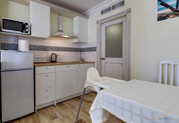 ЛОФТ трехкомнатный двухуровневый с кухней, маленький балкон (вид на море) №501