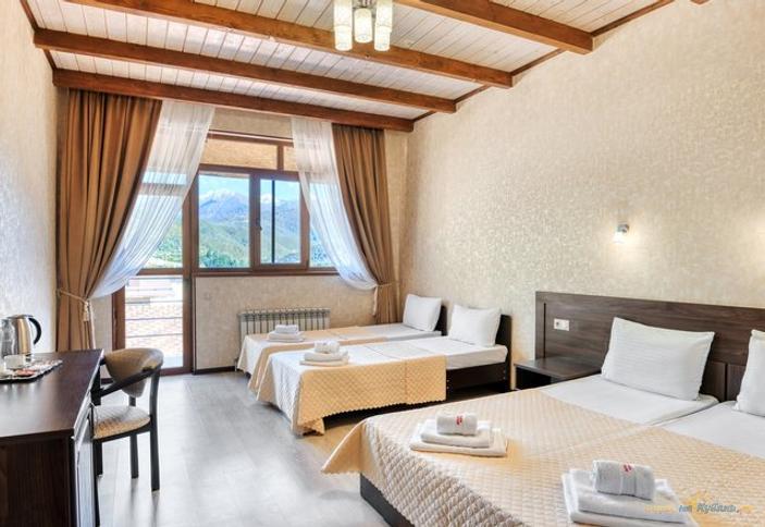 Семейный четырехместный (с балконом, вид на горы)