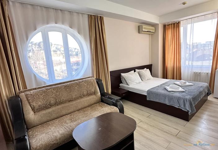 Стандарт четырехместный с балконом. Гостиница Виктория