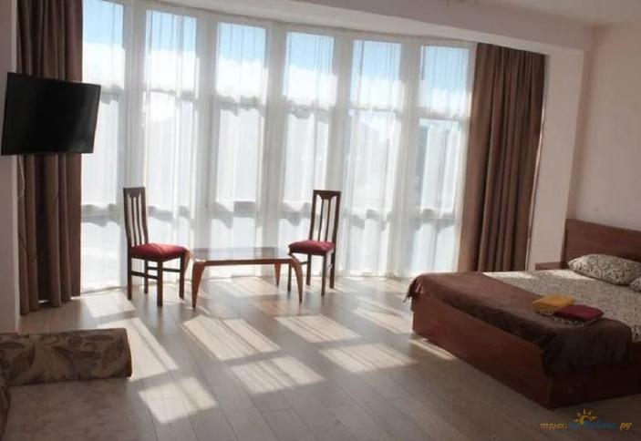 Люкс пятиместный с балконом. Гостиница Виктория