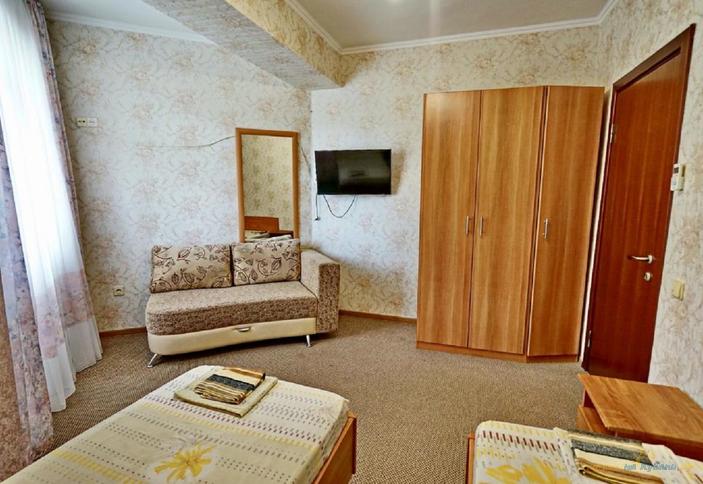 Двухкомнатный люкс шестиместный с балконом