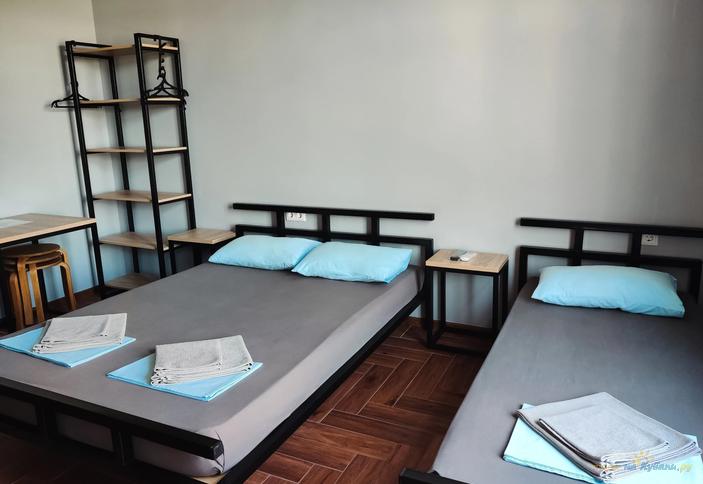 Трехместный (с двуспальной и односпальной кроватями)