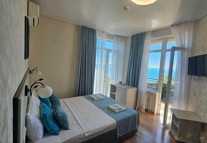 Делюкс с витражным окном и видом на море