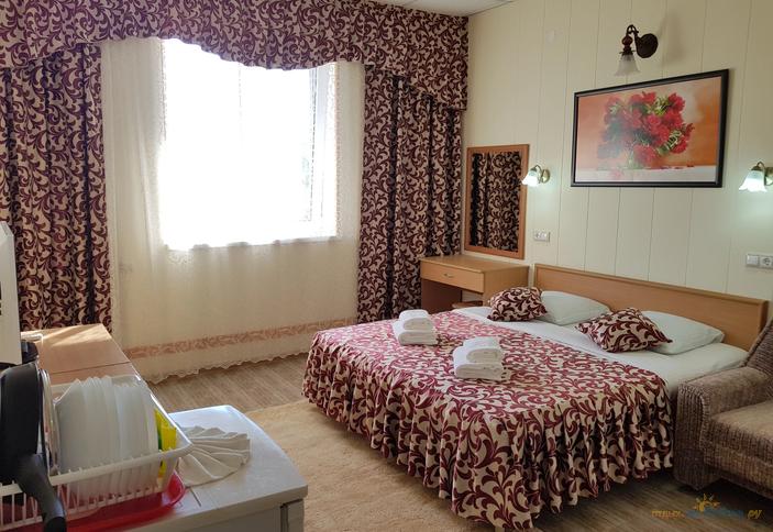 Стандарт двухместный с общим балконом с видом на бассейны, Корпус 2 (№202, №208)