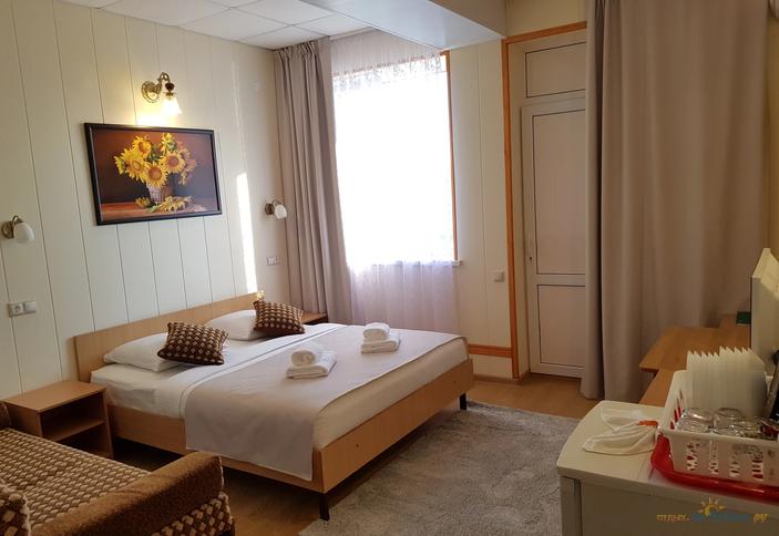 Стандарт четырехместный с общим балконом с видом на бассейны, Корпус 2 (№204)