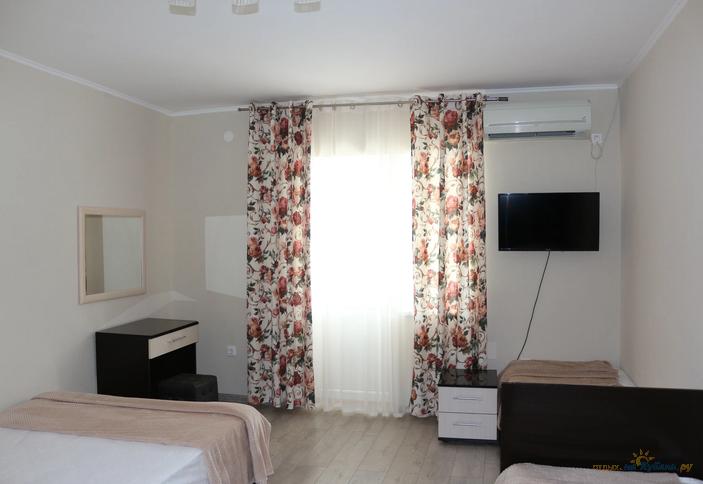 Однокомнатный четырехместный стандарт с балконом на два номера