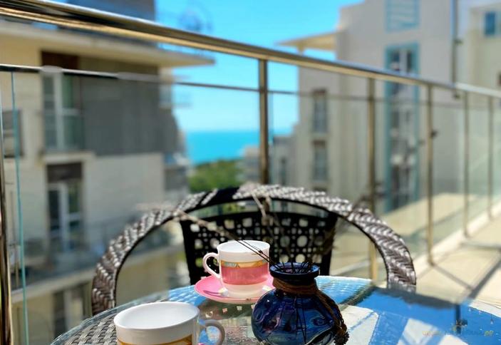 Студия с балконом (вид на море и горы)