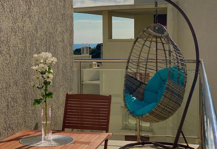 Двухкомнатная квартира с балконом и видом на море